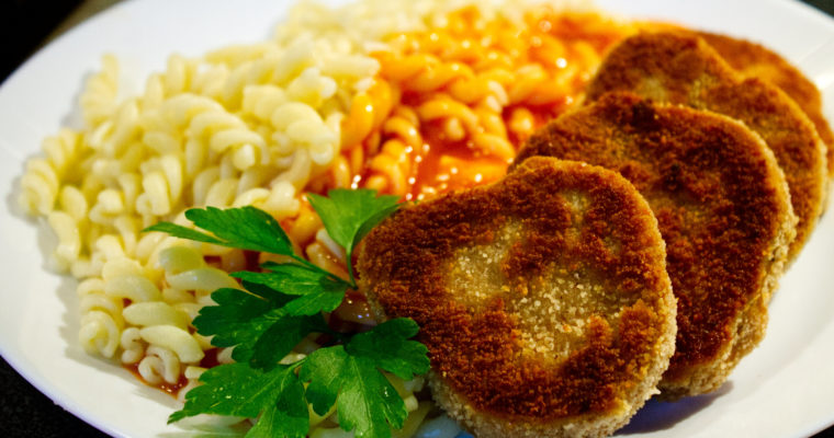 Falsche Jägerschnitzel mit Spirelli und Tomatensoße